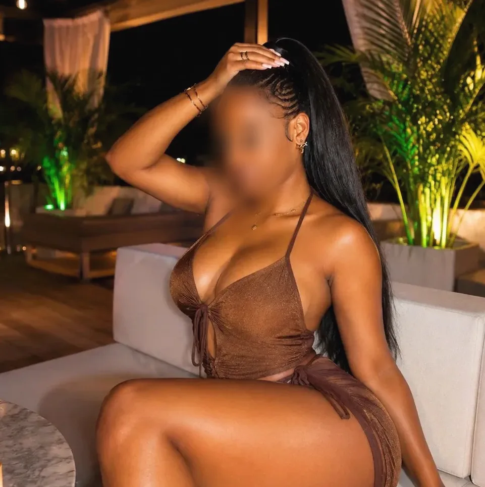Esmee, 27